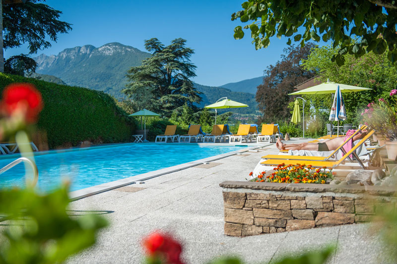 Piscine avec terasse hotel du lac Haas-Christine